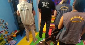 FALSO TERAPEUTA: fiscalização encontra clínica sem alvará e homem atuando sem registro no atendimento de crianças