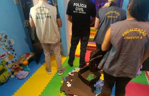 FALSO TERAPEUTA: fiscalização encontra clínica sem alvará e homem atuando sem registro no atendimento de crianças