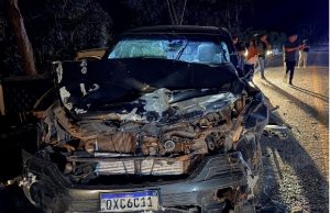 Ultrapassagem termina em tragédia e mata passageiro de carro funerário; vídeo