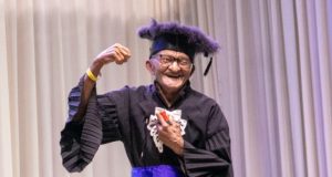 Idoso órfão desde pequeno se forma aos 94 anos, realiza sonho e emociona plateia