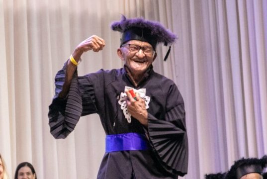 Idoso órfão desde pequeno se forma aos 94 anos, realiza sonho e emociona plateia