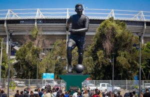 México faz estátua gigante em homenagem a Pelé em estádio da Copa do Mundo