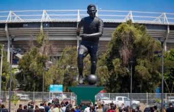 México faz estátua gigante em homenagem a Pelé em estádio da Copa do Mundo