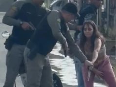 Vídeo: mulher retira pistola carregada da vagina durante abordagem policial