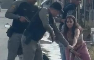 Vídeo: mulher retira pistola carregada da vagina durante abordagem policial