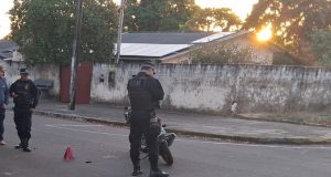 Motociclista fica ferido após colisão com Corolla Cross em avenida de Colíder