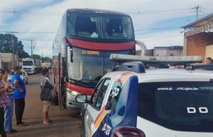 Homem tenta matar passageiro com faca dentro de ônibus em rodoviária de MT