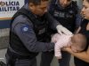 NORTÃO MT: bebê de 8 meses engasgada é salva por policiais em quartel; vídeo