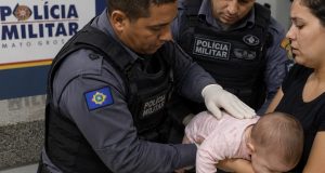 NORTÃO MT: bebê de 8 meses engasgada é salva por policiais em quartel; vídeo