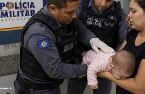 NORTÃO MT: bebê de 8 meses engasgada é salva por policiais em quartel; vídeo