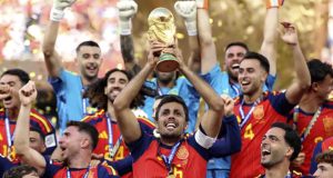 Espanha conquista bicampeonato mundial e frustra sonho argentino