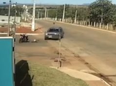 VÍDEO. Adolescente morre ao tentar ultrapassagem e bater moto em Jeep Renegade