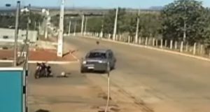 VÍDEO. Adolescente morre ao tentar ultrapassagem e bater moto em Jeep Renegade
