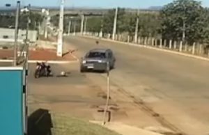 VÍDEO. Adolescente morre ao tentar ultrapassagem e bater moto em Jeep Renegade