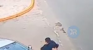 COMPAIXÃO: motoristas se abraçam após batida de carro na rua e lição de empatia viraliza nas redes; vídeo
