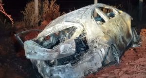 Corpo carbonizado é encontrado no porta-malas de carro; motorista de aplicativo está desaparecido