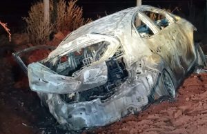 Corpo carbonizado é encontrado no porta-malas de carro; motorista de aplicativo está desaparecido