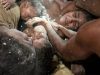 Mãe com 03 filhos ficam 11 dias entre os escombros: com leite materno alimentou e derrotou a morte