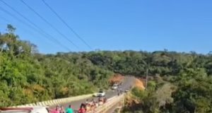 Micro-ônibus cai de ponte sobre rio no Pará; adolescente de 15 anos e motorista estão desaparecidos