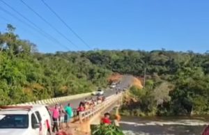 Micro-ônibus cai de ponte sobre rio no Pará; adolescente de 15 anos e motorista estão desaparecidos