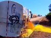 Ultrapassagem forçada provoca tombamento de caminhão-tanque com biodiesel na BR-163; vídeo