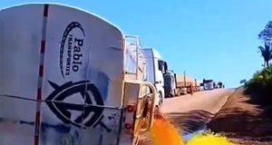 Ultrapassagem forçada provoca tombamento de caminhão-tanque com biodiesel na BR-163; vídeo