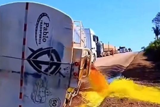 Ultrapassagem forçada provoca tombamento de caminhão-tanque com biodiesel na BR-163; vídeo