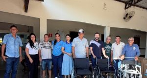 Prefeitura de Colíder e Câmara de Vereadores entregam cadeiras de rodas e de banho à Casa do Peregrino