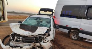 Colisão entre um carro de passeio e uma van deixa seis pessoas feridas em rodovia e MT; bombeiros prestam socorro