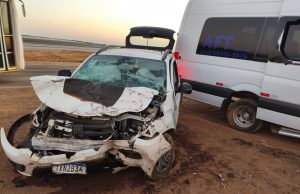 Colisão entre um carro de passeio e uma van deixa seis pessoas feridas em rodovia e MT; bombeiros prestam socorro