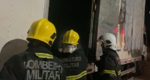 COLÍDER: Bombeiros combatem incêndio em caminhão com carga inflamável na MT-320