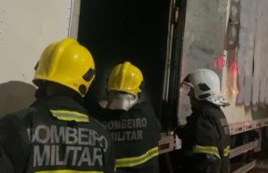 COLÍDER: Bombeiros combatem incêndio em caminhão com carga inflamável na MT-320