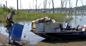 Geladeira, plástico e linhas de pesca: mutirão retira lixo do Rio Teles Pires