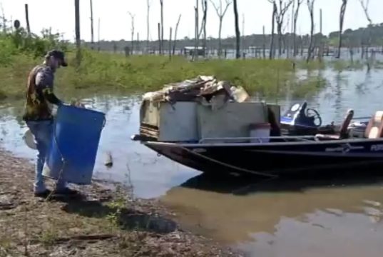 Geladeira, plástico e linhas de pesca: mutirão retira lixo do Rio Teles Pires
