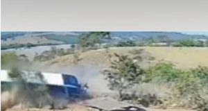 TRAGÉDIA: quatro pessoas da mesma família morrem após carreta tambar e atingir camionete.VÍDEO