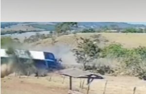 TRAGÉDIA: quatro pessoas da mesma família morrem após carreta tambar e atingir camionete.VÍDEO