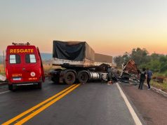 Vítima presa às ferragens após colisão entre duas carretas são resgatadas pelos bombeiros nesta sexta-feira(21) em rodovia de MT
