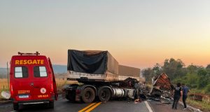 Vítima presa às ferragens após colisão entre duas carretas são resgatadas pelos bombeiros nesta sexta-feira(21) em rodovia de MT