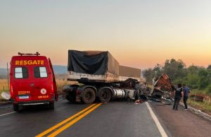 Vítima presa às ferragens após colisão entre duas carretas são resgatadas pelos bombeiros nesta sexta-feira(21) em rodovia de MT