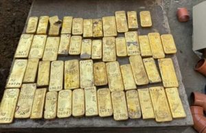 Operário de 18 anos encontra tesouro com 49 barras de ouro além de moedas ao furar parede de obra