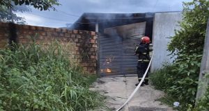 Ex ameaça mulher e coloca fogo em casa com filhas dela no imóvel na madrugada deste sábado(22)