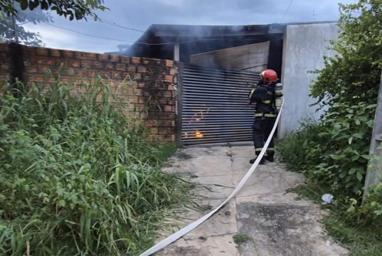 Ex ameaça mulher e coloca fogo em casa com filhas dela no imóvel na madrugada deste sábado(22)