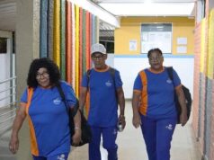 Família unida volta a estudar: filha de 51 leva os pais idosos com ela para a escola