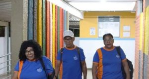 Família unida volta a estudar: filha de 51 leva os pais idosos com ela para a escola