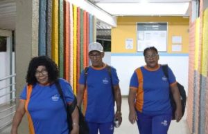 Família unida volta a estudar: filha de 51 leva os pais idosos com ela para a escola