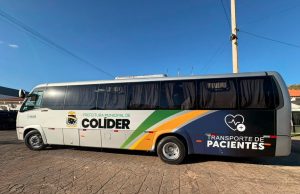 Prefeitura de Colíder amplia frota da Saúde com novo ônibus para transporte de pacientes