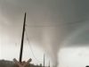 Tornado atinge cidade do Paraná e causa destruição; vídeos