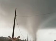 Tornado atinge cidade do Paraná e causa destruição; vídeos