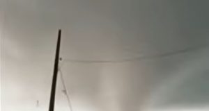 Tornado atinge cidade do Paraná e causa destruição; vídeos