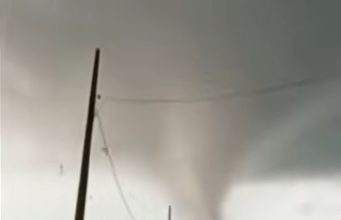 Tornado atinge cidade do Paraná e causa destruição; vídeos